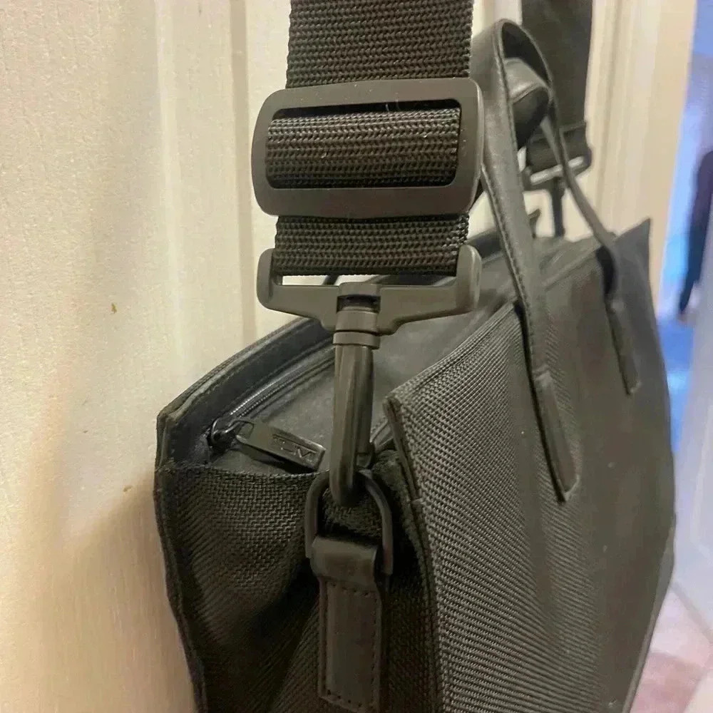 Tumi Ballistic Nylon leather
Briefcase long adjustable padded shoulder straps - Picture 15 of 16
